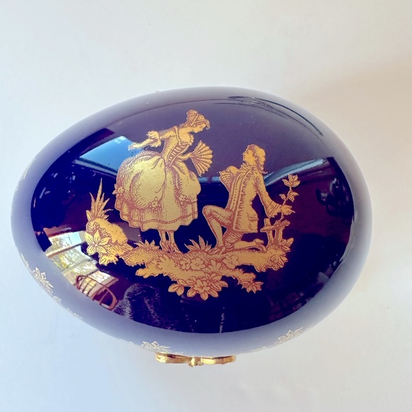 Limoges Cobalt Blue 22k Gilt Porcelain Egg Trinket Box Courting Couple Proposal - Picture 9 of 11